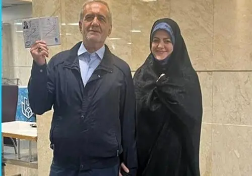 مادر رئیسی به پزشکیان: سوار هلیکوپتر نشو!
