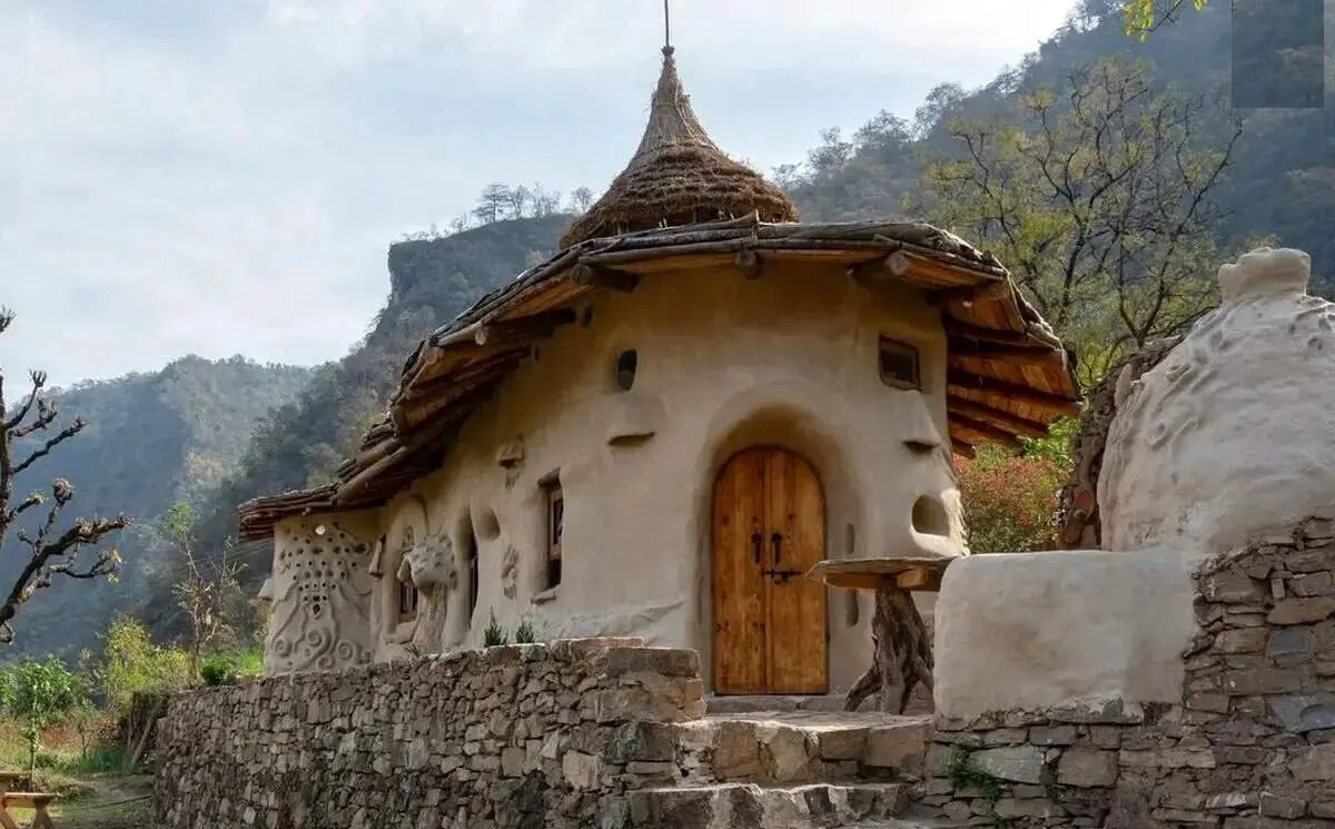 ۵ خانه گِلی هندوستان با طراحی مدرن؛ ترکیبی از معماری بومی و زندگی امروزی + تصاویر