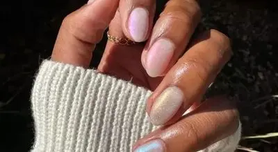 آبی‌های یخی، شیشه‌ای‌های مخملی و هنر سه‌بعدی؛ مانیکورهایی که سال را می‌سازند+تصاویر