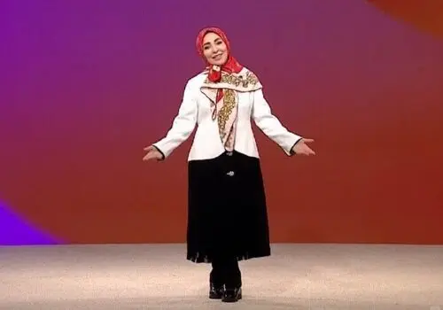 قدم زدن جالب گروهی از یک نوع پرنده‌ خاص در حرم امام رضا (ع)+ فیلم