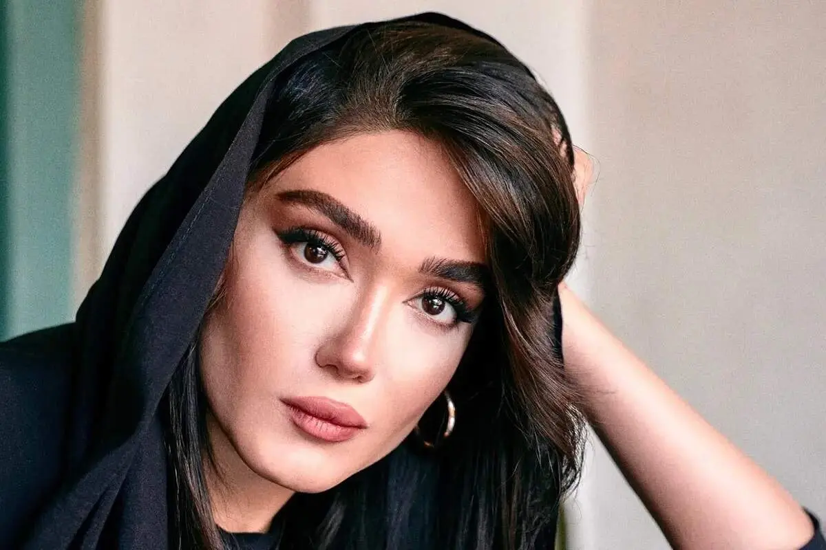 ستایلی ساده و شیک از چهره کتابخوان فرزانه قاسم‌زاده +عکس