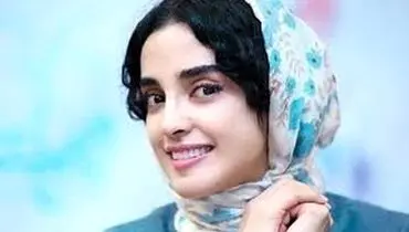 سلفی جنجالی الهه حصاری با هودی سفید و جذابش در اتاق خواب