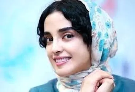 سلفی جنجالی الهه حصاری با هودی سفید و جذابش در اتاق خواب