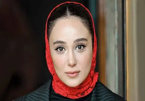 پالتوی قرمز و کلاسیک ساقی حاجی‌پور برای روزهای برفی و سرد تهران