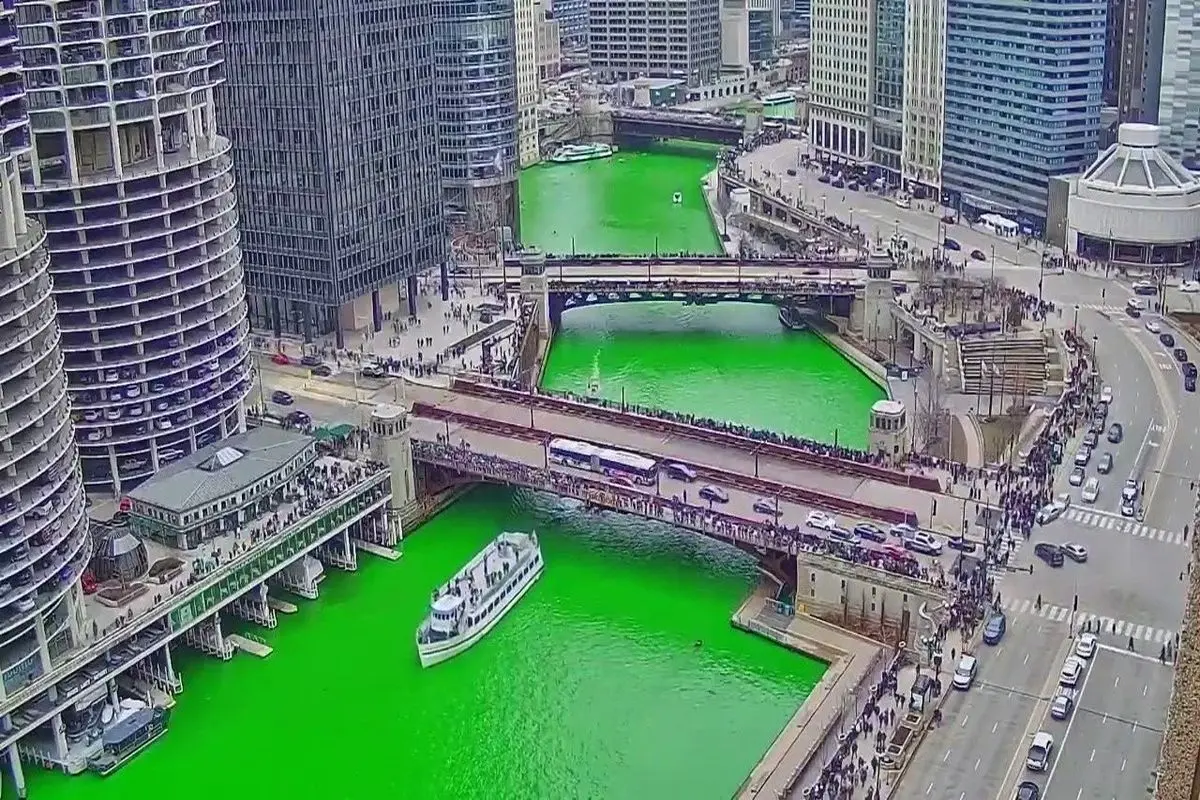 سبز شدن رودخانه شیکاگو به مناسبت روز سنت پاتریک+ فیلم