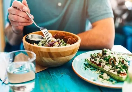 شام خوردن بعد از ساعت ۹ شب چاق‌کننده است؟