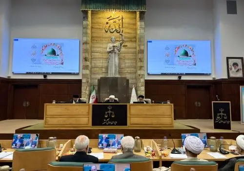 رئیس دیوان عالی کشور: نقض آراء در هیات عمومی دیوان عالی کشور پس از بحث و تبادل نظر به صورت مستند و مستدل صادر  می گردد و برای محاکم بدوی و تجدیدنظر قابل استفاده و بهره برداری است/ بررسی دو پرونده اصراری _ کیفری در جلسه هیأت عمومی