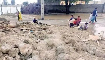 گلایه یکی از سیل‌زده‌های سیستان‌ و‌ بلوچستان به رئیس‌جمهور؛ این خدمت شد؟+ فیلم