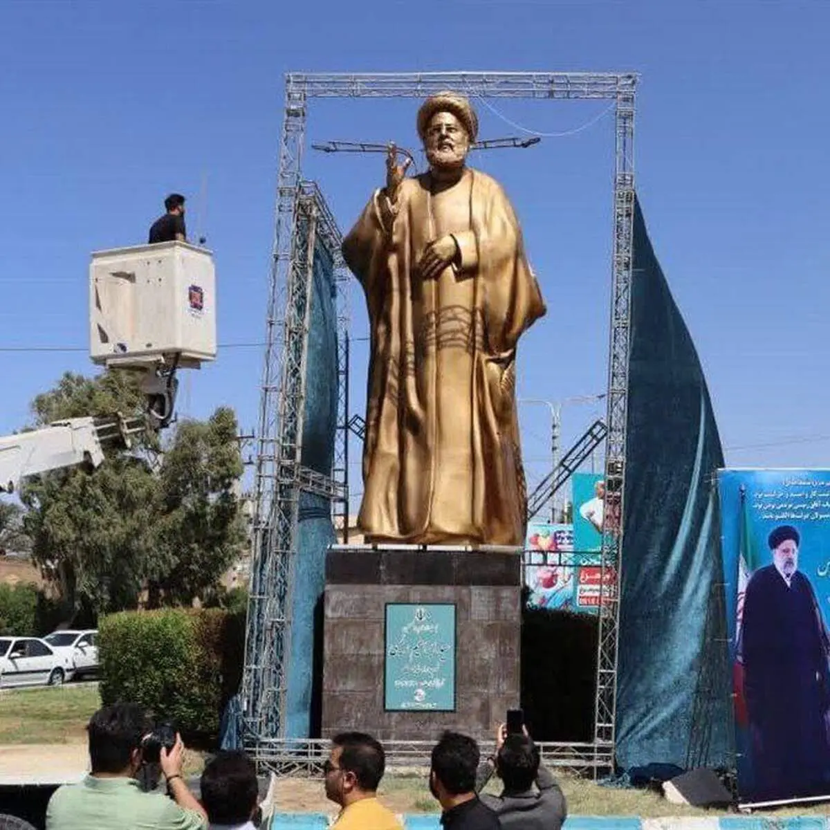 سقوط مجسمه شهید ابراهیم رئیسی در اردبیل