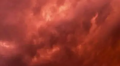 آسمان کاراکاس سرخ‌پوش شد؛ تصویر خیره‌کننده از غروب متفاوت پایتخت ونزوئلا+فیلم