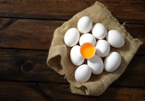 آیا خوردن تخم‌مرغ ترک‌ خورده مضر است؟
