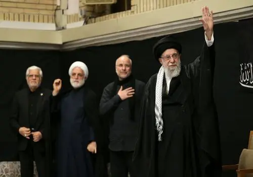 رهبر معظم انقلاب در مراسم عزاداری شب عاشورا در حسینیه امام خمینی حضور یافتند

