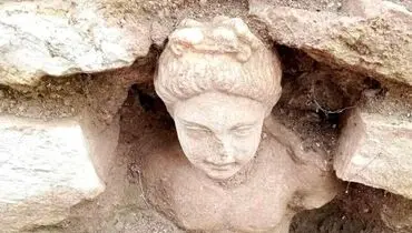 کشف مجسمه گلی مرد جوان از دل دیوار باستانی + عکس