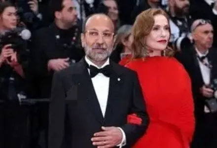 اصغر فرهادی به همراه ایزابل هوپر به روی فرش قرمز «کن» آمد