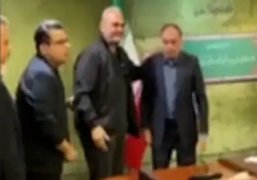 تصویر پربازدید از جواد خیابانی  در حال تدریس در دانشگاه