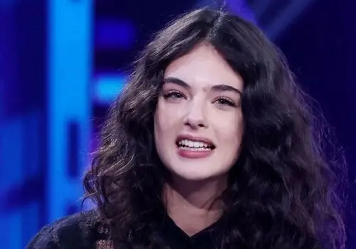 «مونیکا بلوچی» به همراه دوستش و پس از صرف ناهار در نیویورک؛ سال 1382