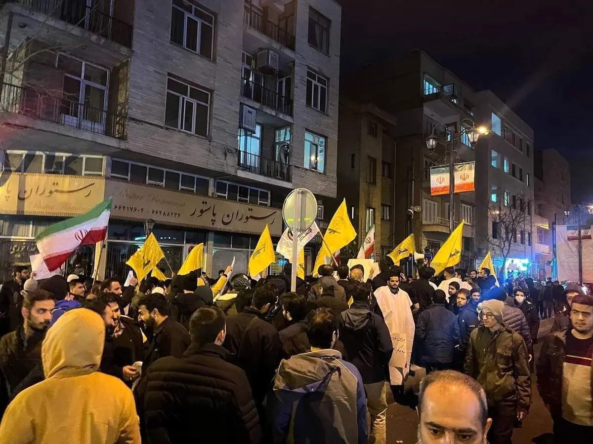 تجمع مقابل شورای عالی امنیت ملی بعد از ترور سردار بلندپایه سپاه +عکس