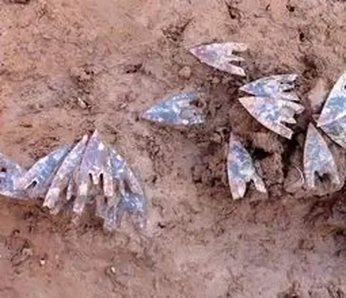 کشف «تیرهای سنگی» 4 هزار سال از مقبرۀ رئیس قبیله + عکس
