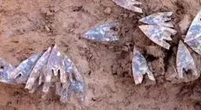 کشف «تیرهای سنگی» 4 هزار سال از مقبرۀ رئیس قبیله + عکس
