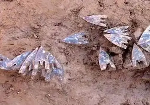 کشف «تیرهای سنگی» 4 هزار سال از مقبرۀ رئیس قبیله + عکس
