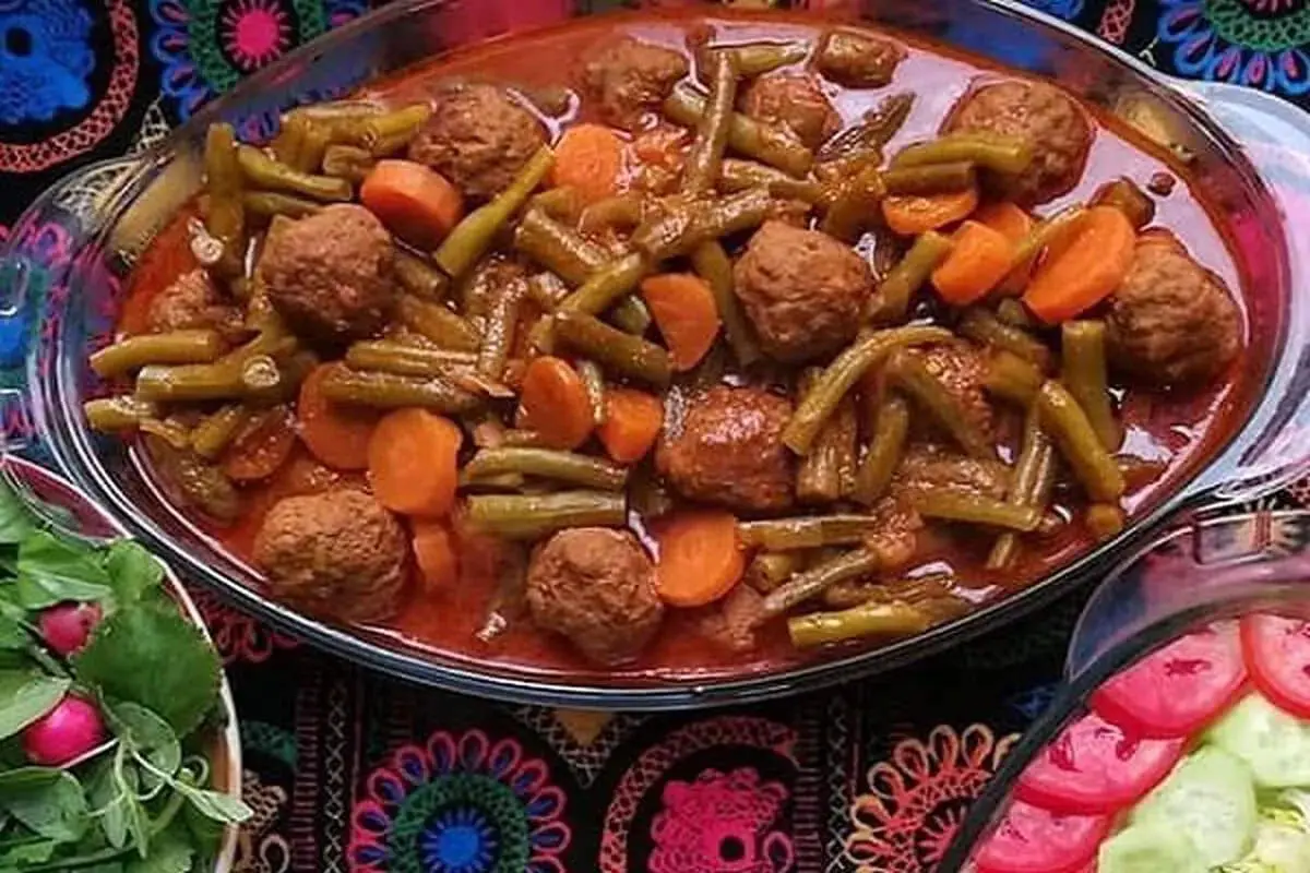 طرز تهیه خورش لوبیا سبز با کوفته قلقلی؛ خوشمزه و متفاوت