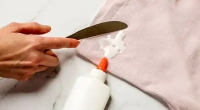 ترفند ساده برای پاک کردن چسب از روی لباس+ فیلم