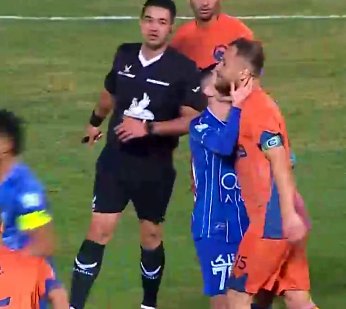 جریمه ۵۱ میلیونی برای بوسه جنجالی یاسر آسانی