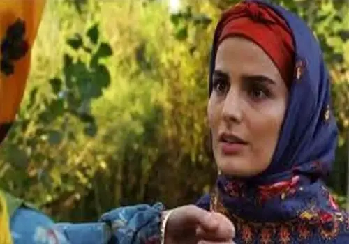 غزاله اکرمی با چادر در پشت‌صحنه سریال سوجان