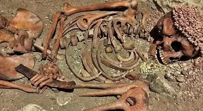 شاهزاده ۲۰۲۷ هزار ساله با تاجی از صدف در غار/عکس