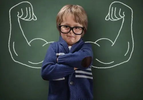 ۱۰ عبارت قدرتمند که اعتماد به نفس کودک تان را بالا می‌برد
