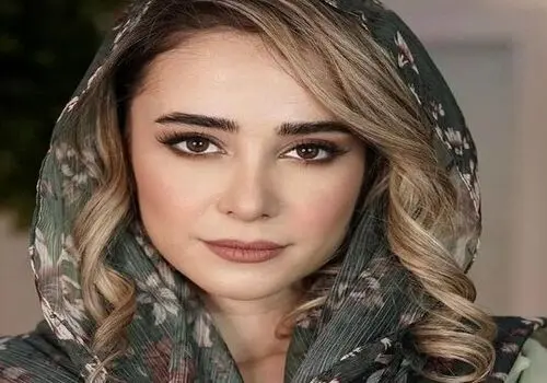 استایل خاص الناز حبیبی د راکران عینک قرمز + عکس
