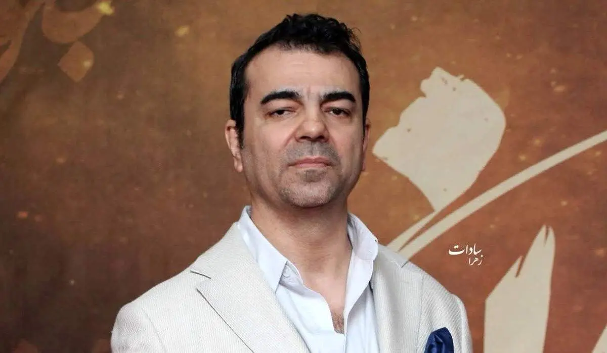 حضور گرم خانواده بهزاد خلج در اکران "مجنون" / بوسه بازیگر بر سر والدینش خبرساز شد!