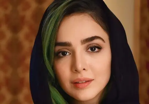 سلفی یاسمن لحظه گرگ‌ومیش با گوشی لاکچری‌اش