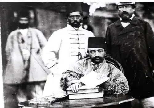 ژست پیروزمندانۀ «ناصرالدین شاه» بعد از شکار گراز