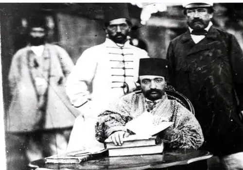 سلفی ناصرالدین‌شاه با همسرانش در کاخ گلستان