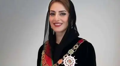 وقتی سلطان بالاترین نشان را به همسرش اعطا کرد+عکس