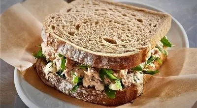 طرز تهیه ساندویچ سالاد تن ماهی خوشمزه