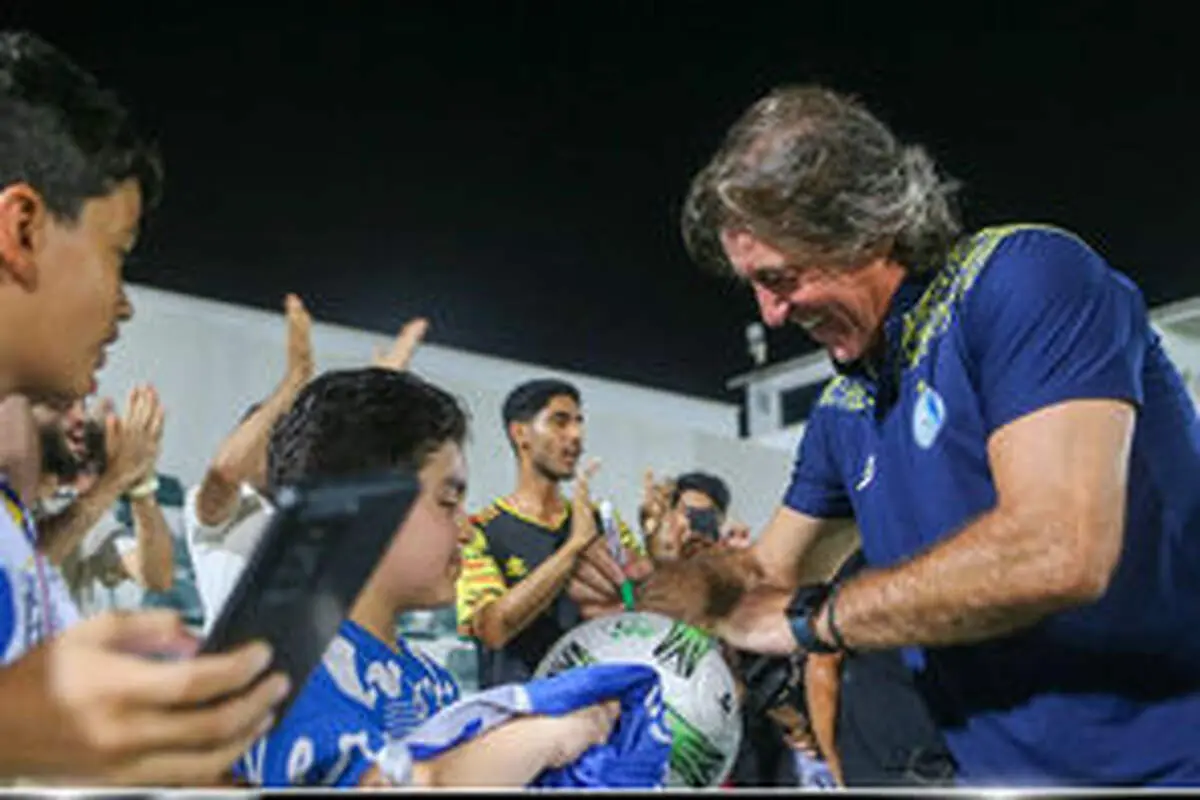 هواداران استقلال ساپینتو را کچل کردند