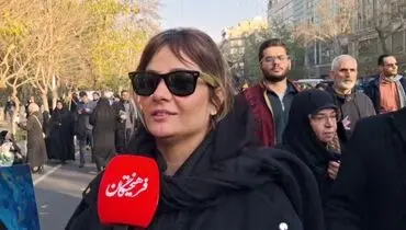 استایل متفاوت دو زن شرکت‌کننده در راهپیمایی دیروز/ویدیو 