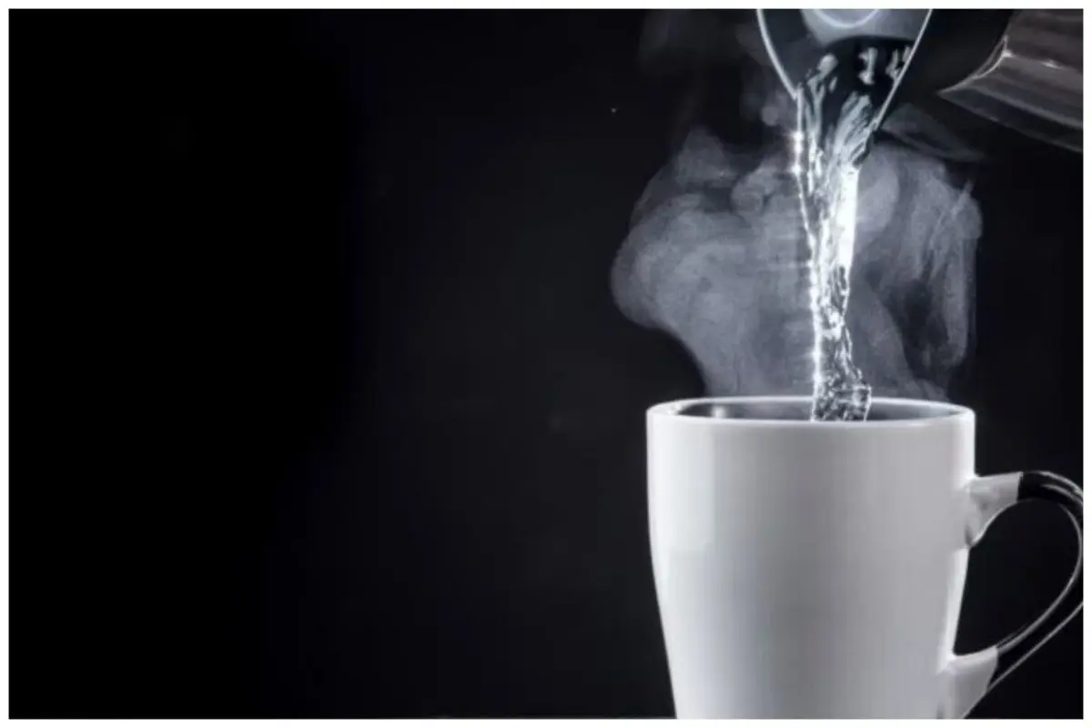 مزایای باورنکردنی نوشیدن آب گرم برای بدن که نمی‌دانستید