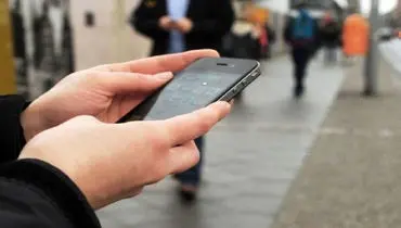 لحظه سرقت موبایل یک خبرنگار مقابل دوربین + فیلم
