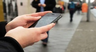 لحظه سرقت موبایل یک خبرنگار مقابل دوربین + فیلم