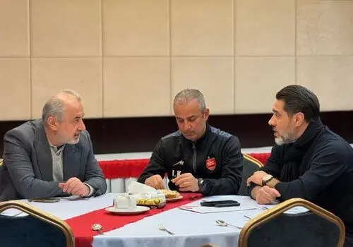 یک عده دوست ندارند من در پرسپولیس باشم