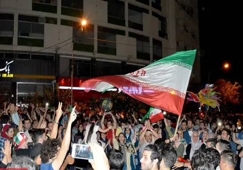 لحظه شادی مردم برای گل دوم ایران در پاساژ پالادیوم+ فیلم