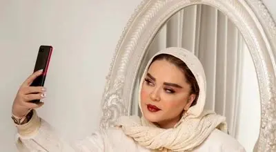 ویدیویی عجیب از بهاره رهنما با لباس تور مشکی و گل رز همراه با گویندگی