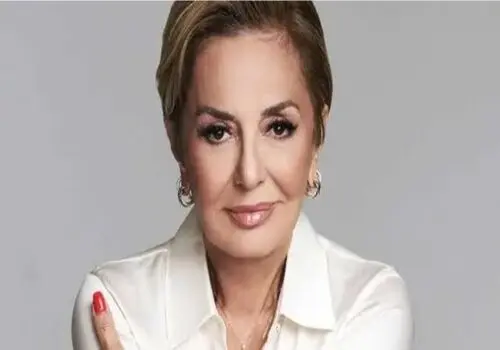 پوران در حضور گوگوش به سردبیر مجله امضا می‌دهد/عکس