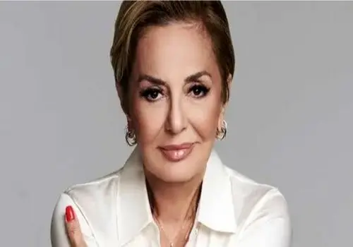 گوگوش در دو سالگی و در کنار مادرش؛ سال ۱۳۳۱