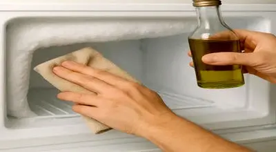 با یک قطره روغن زیتون، یخچال را از شر برفک نجات دهید!

