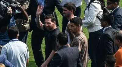 لیونل مسی در کثیف‌ترین رستوران هند!+ عکس 