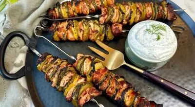 فوت‌وفن‌های مرینیت مرغ با آب خیارشور و سس رنچ خانگی!